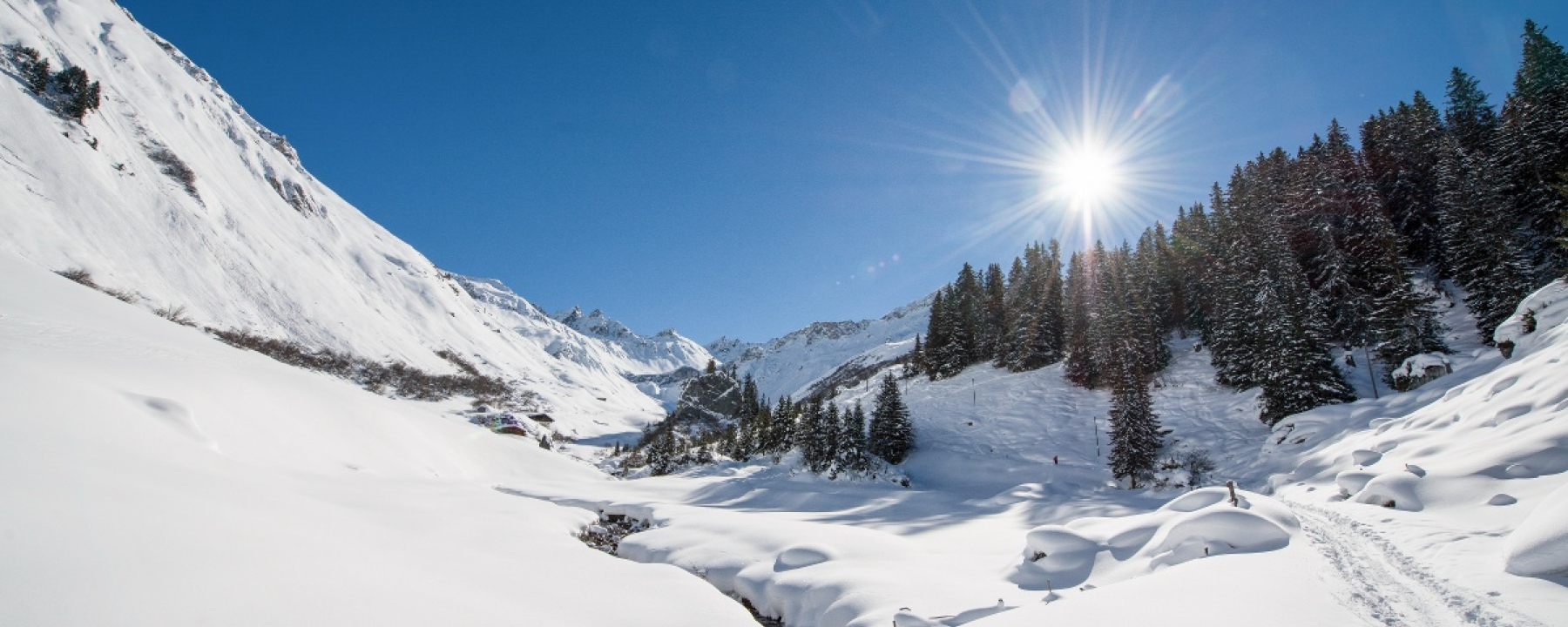 Vor dem markanten Schlagenstein geht es rechts hoch.