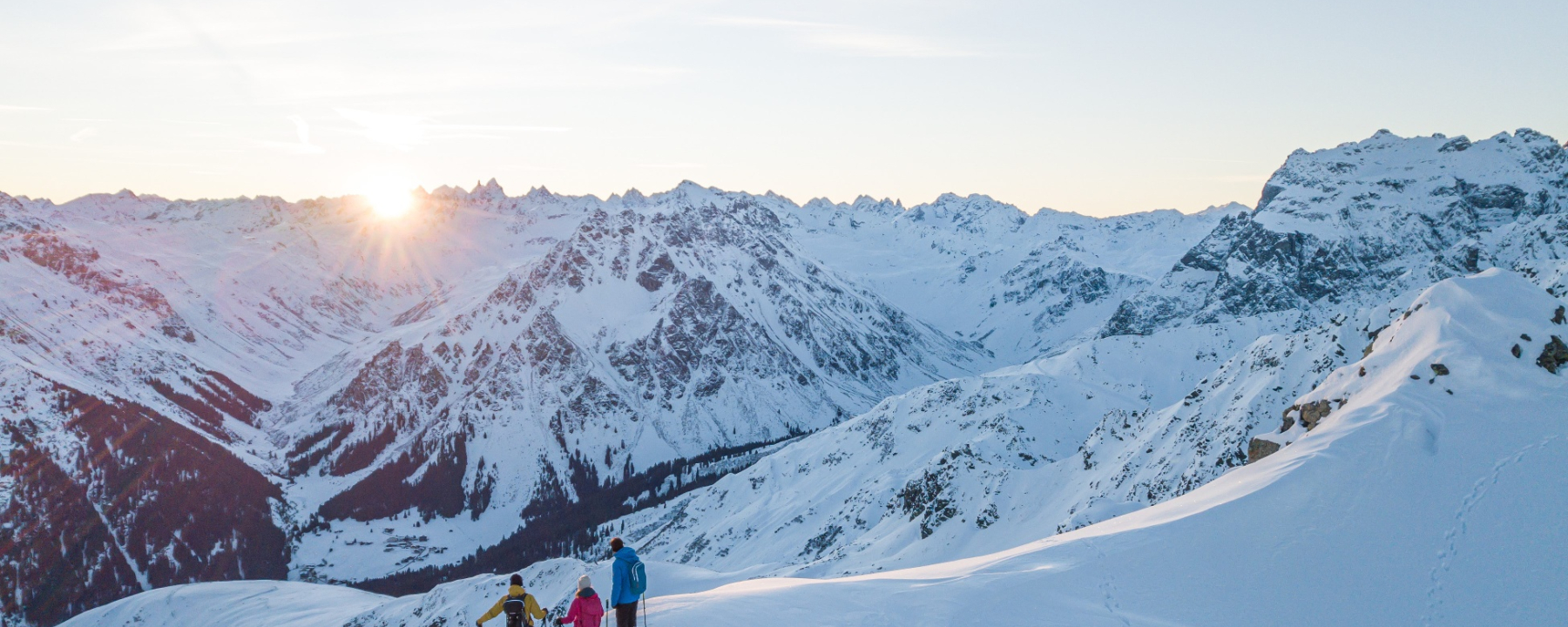 Panorama kurz vor dem Rotspitz auf das Verstaclahorn, Piz Linard und Madrisa