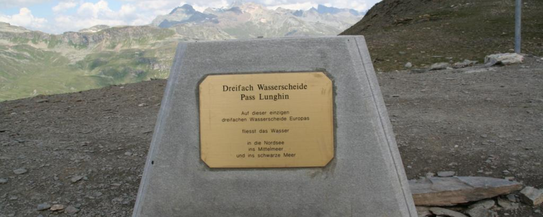 Die Wasserscheide auf dem Pass Lunghin.