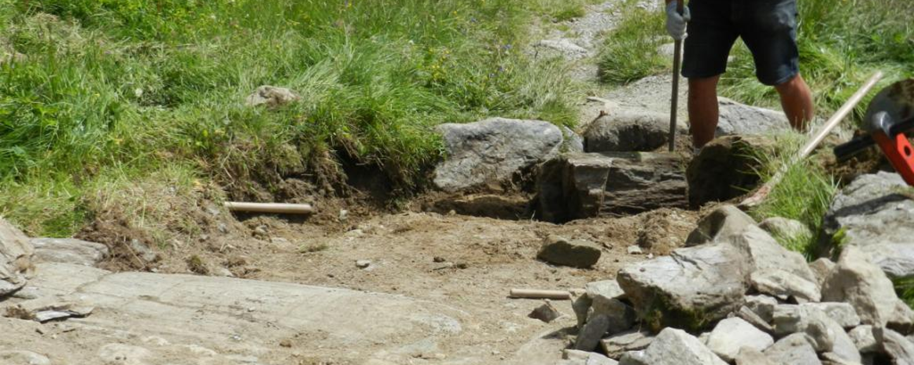 Die Steine aus der bestehenden Strasse wurden wieder verwendet. Ein Wassergraben auf der Hangseite dient der Entwässerung.