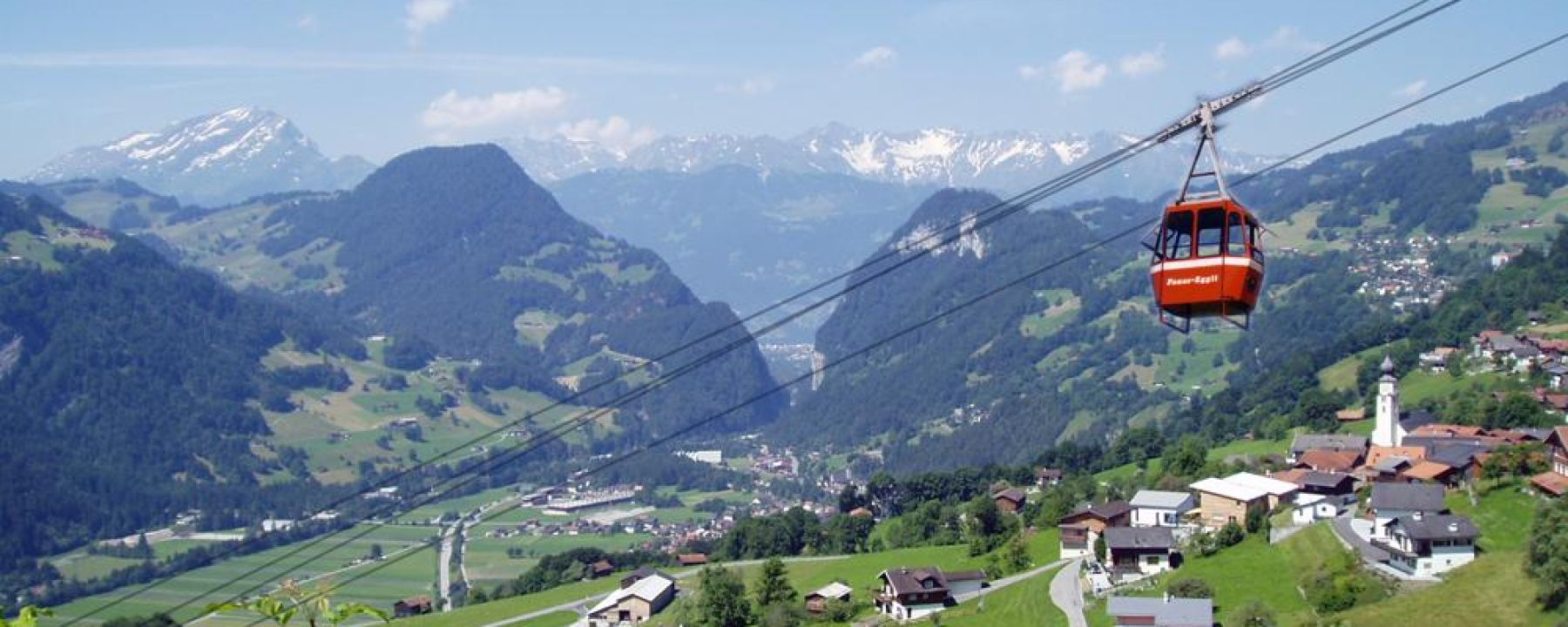 Das sonnige Dorf Fanas mit der Seilbahn im Vordergrund