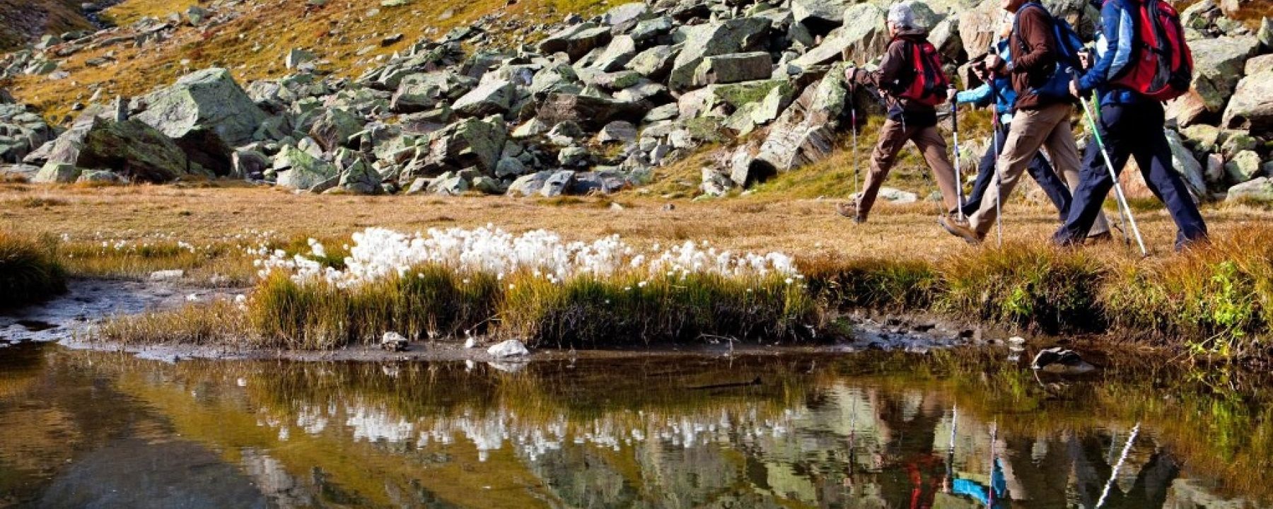 Wanderer an einem Bergsee