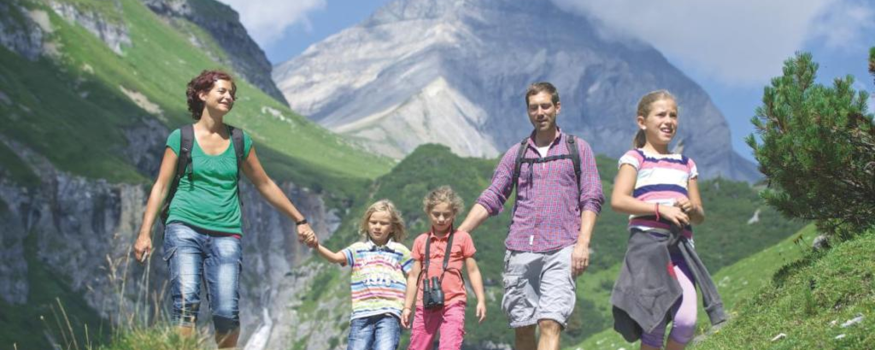 Familie beim Wandern in der Ferienregion Flims Laax Falera