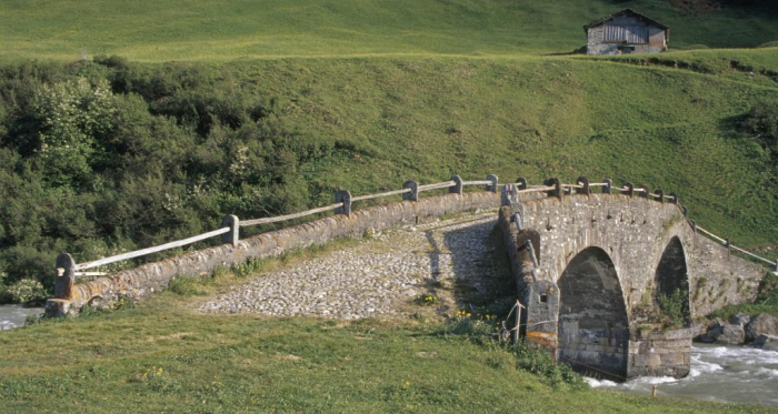 Alte Landbrücke in Hinterrhein