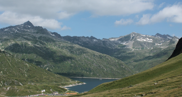 Passhöhe mit Stausee