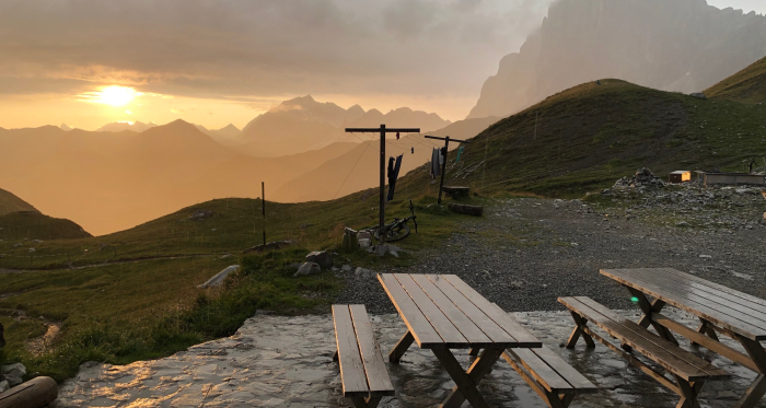 Carschinahütte mit Sonnenuntergang