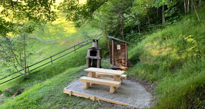 Grillstelle mit Sitzgelegenheit