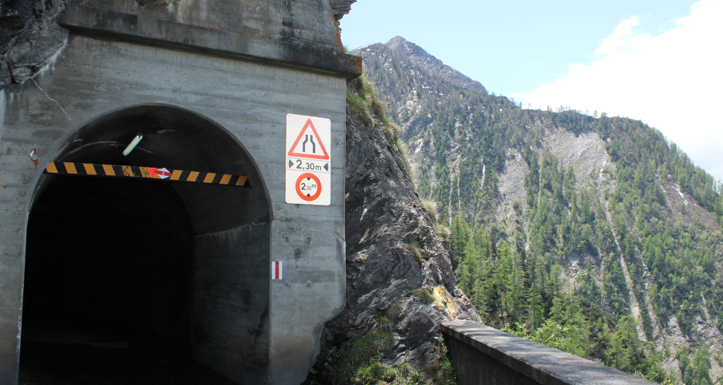 Ende des Tunnels mit Blick auf den Sosto Ende des Tunnels mit Blick auf den Sosto