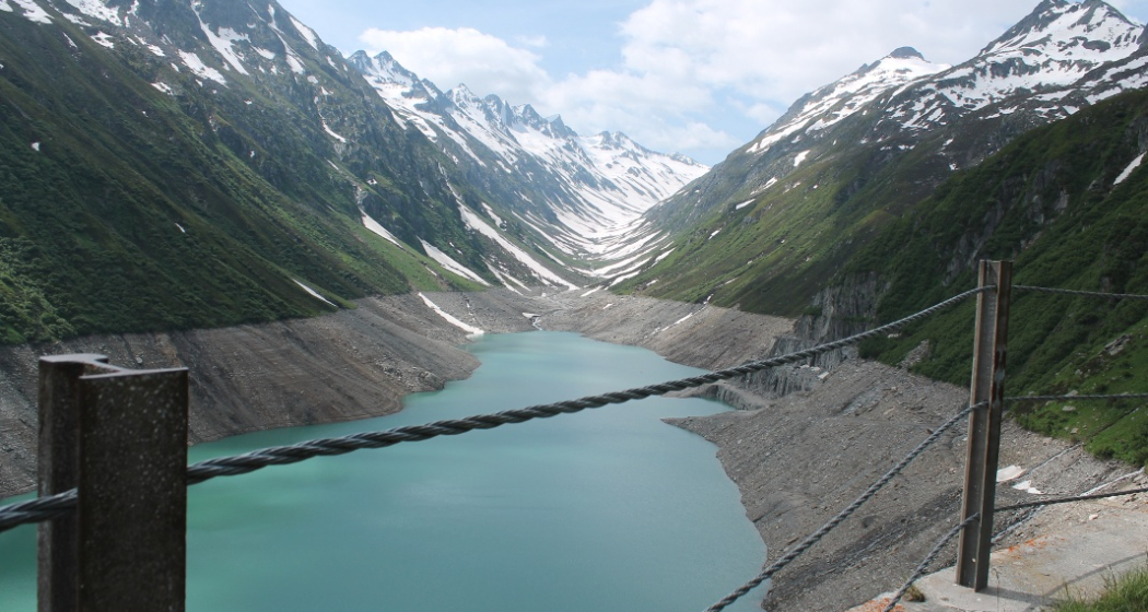 Lai Curnera im Juni. Der See ist noch nicht gefüllt. Lai Curnera im Juni. Der See ist noch nicht gefüllt.