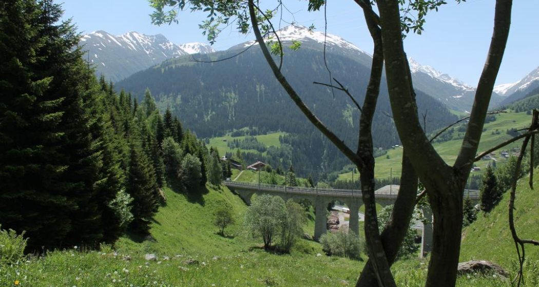 Über den Bahnviadukt im Val Bugnei Über den Bahnviadukt im Val Bugnei