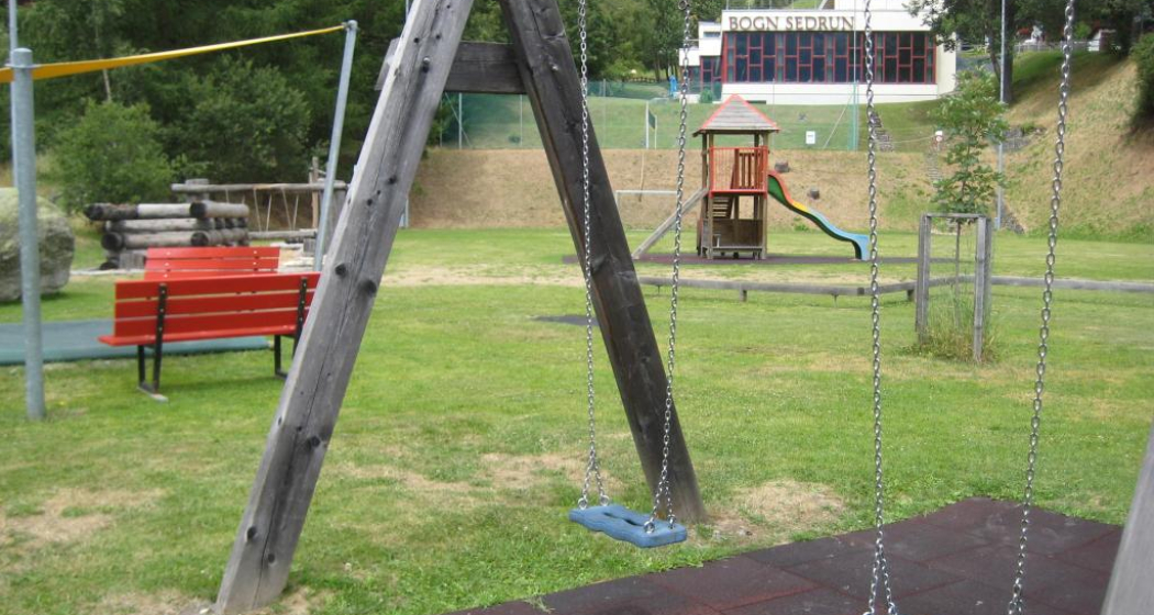 KInderspielplatz mitten im Dorf