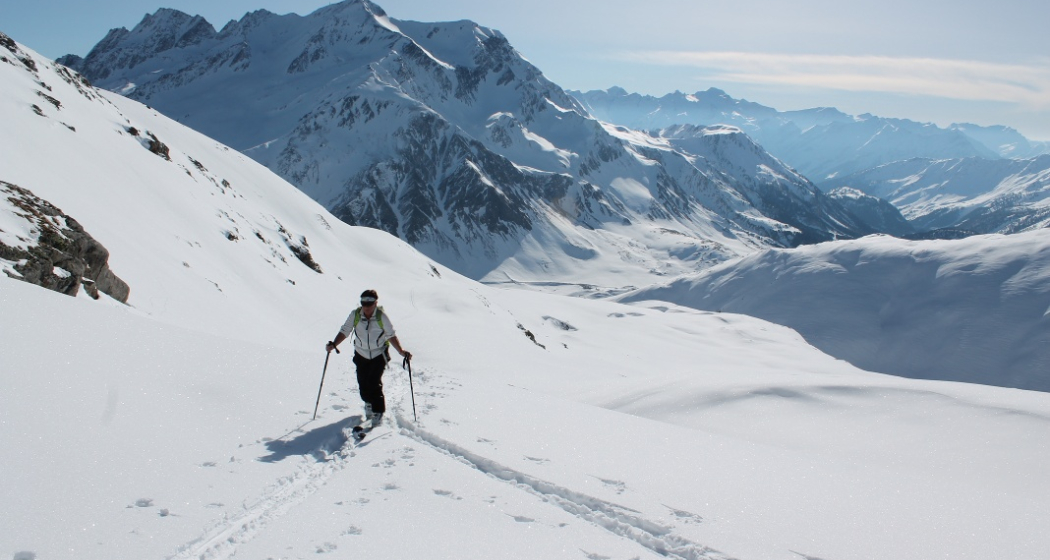 Aufstieg im Hintergrund Piz Scopi Aufstieg im Hintergrund Piz Scopi