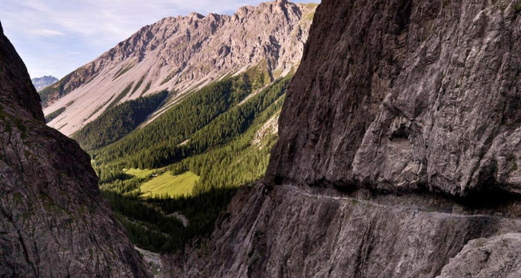 Der Weg durch die Felswände von Uina Der Weg durch die Felswände von Uina