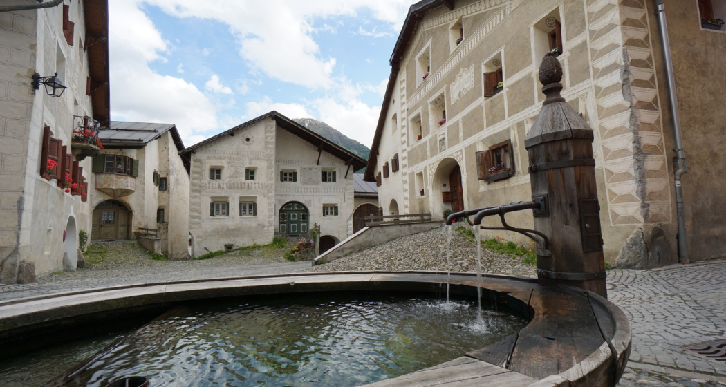 Guarda mit dem Schellen-Ursli-Haus Guarda mit dem Schellen-Ursli-Haus