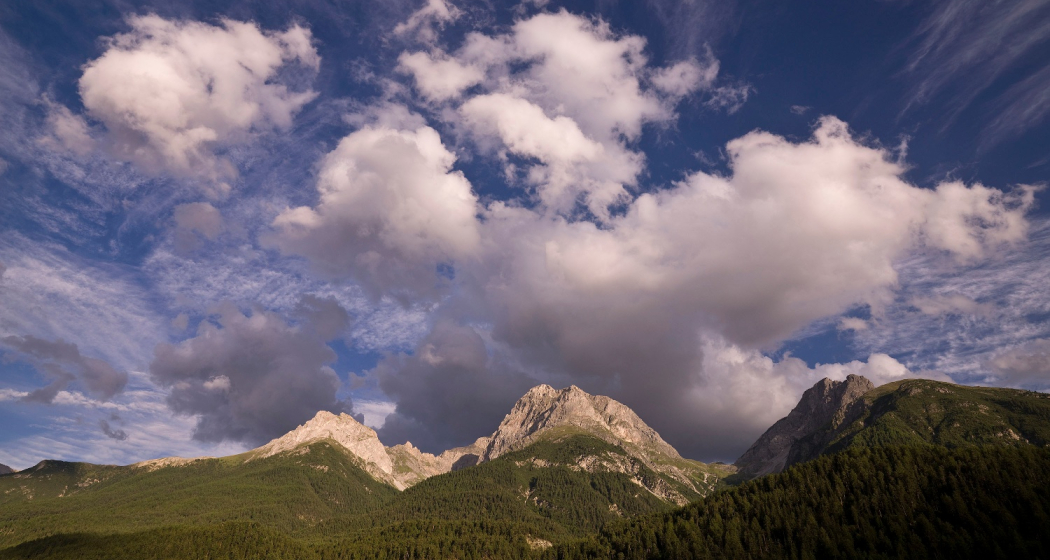 Piz Ajüz, Piz Lischan und Piz San Jon dominieren die Gegend um den Unterengadiner Hauptort Scuol Piz Ajüz, Piz Lischan und Piz San Jon dominieren die Gegend um den Unterengadiner Hauptort Scuol