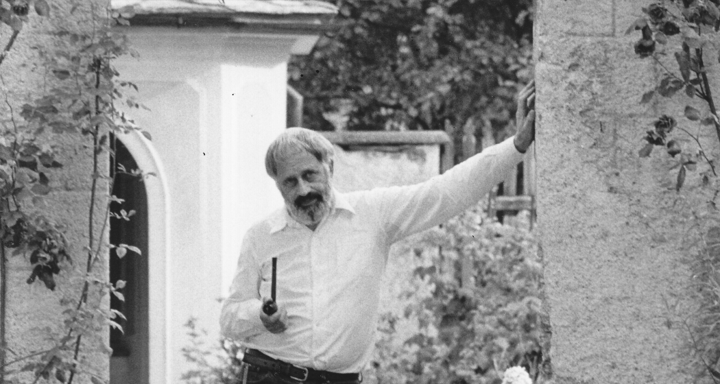 Wolfgang Hildesheimer am Eingang zum Garten der Casa Gay Wolfgang Hildesheimer am Eingang zum Garten der Casa Gay