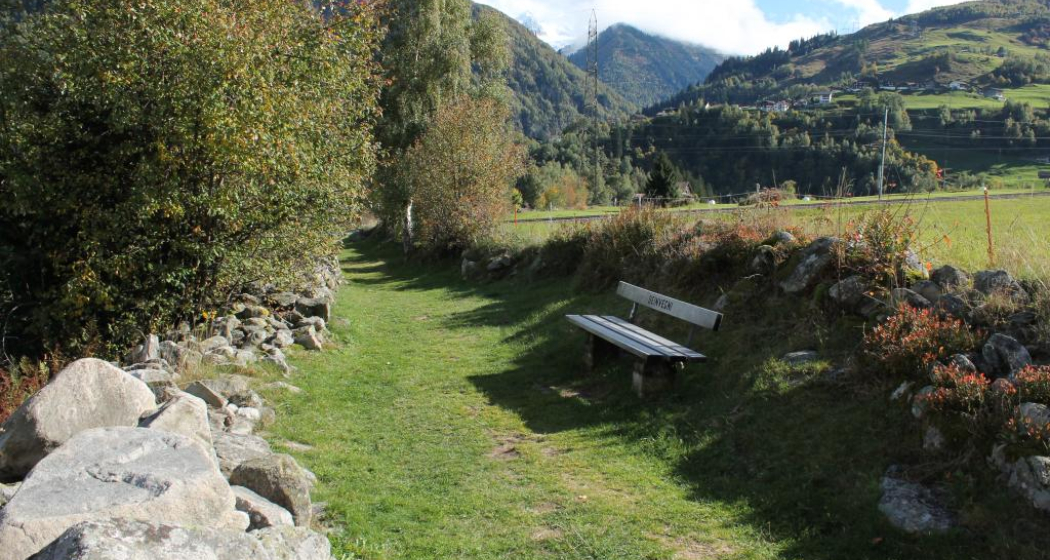 Steingesäumter Weg nach Mompé Medel Steingesäumter Weg nach Mompé Medel