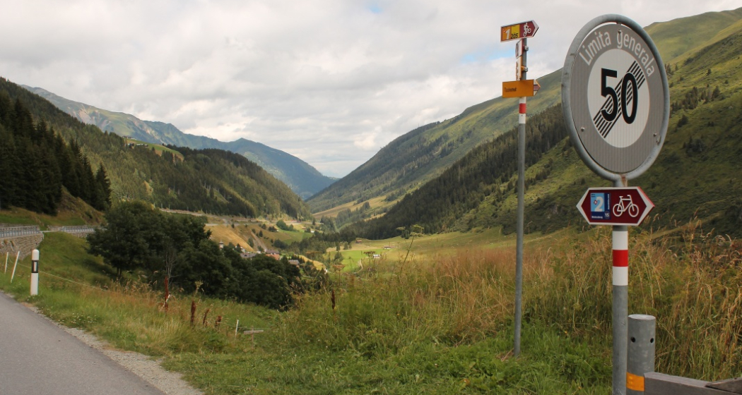 Abzweigung an der Passtrasse bei Tschamut Abzweigung an der Passtrasse bei Tschamut