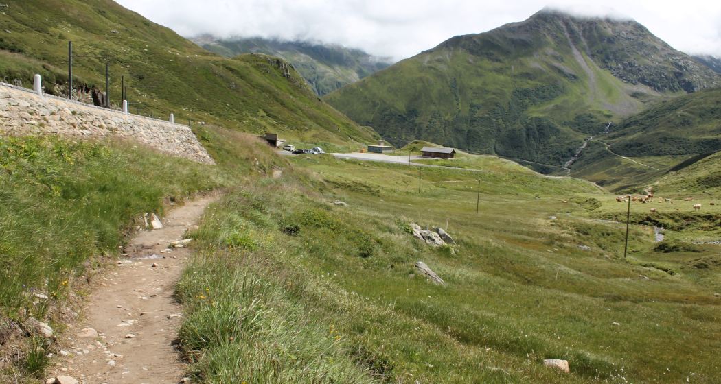 An der Passstrasse entlang An der Passstrasse entlang