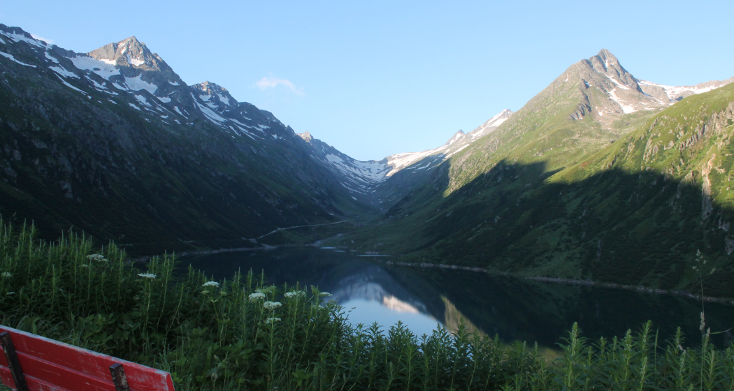 Sitzbank mit Aussicht bis zum Pass Nalps Sitzbank mit Aussicht bis zum Pass Nalps
