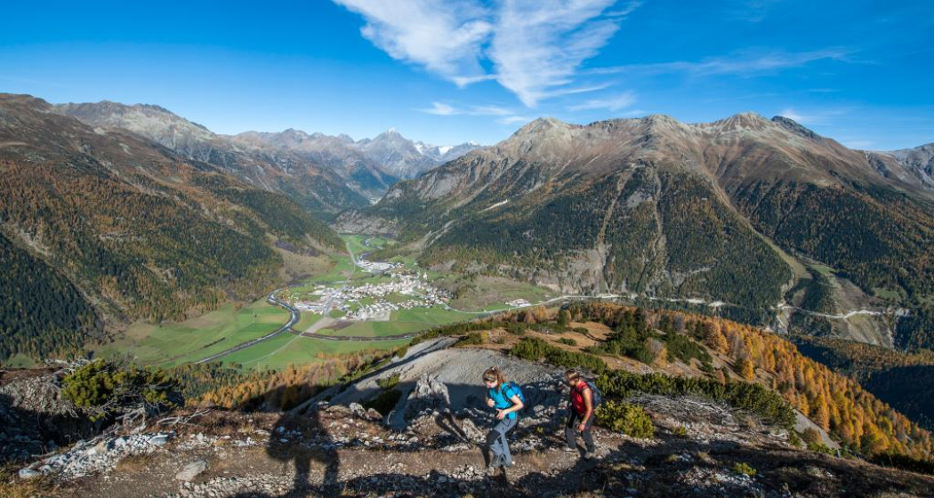 Herbstlicher Aufstieg auf den Grat von Murtaröl hoch über Zernez Herbstlicher Aufstieg auf den Grat von Murtaröl hoch über Zernez