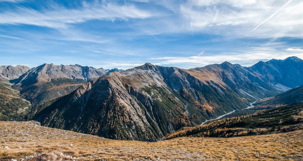 Der Grat Richtung Murtaröl bietet einen wunderbaren Ausblick in die Val Cluozza und zum Murtersattel. Der Grat Richtung Murtaröl bietet einen wunderbaren Ausblick in die Val Cluozza und zum Murtersattel.