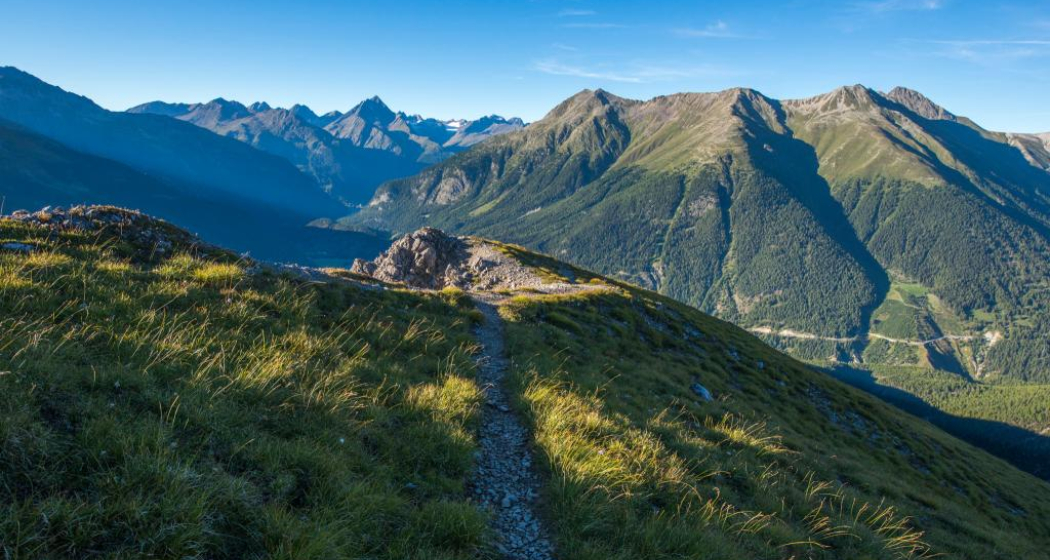 Blick vom Grat Richtung Piz Linard im Norden, dem höchsten Berg der Silvrettagruppe. Blick vom Grat Richtung Piz Linard im Norden, dem höchsten Berg der Silvrettagruppe.