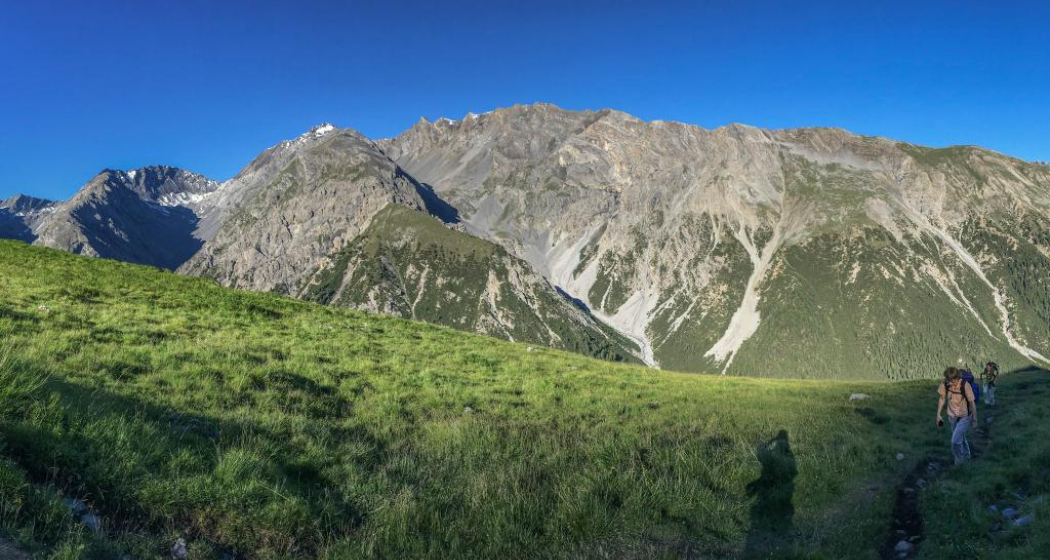 Sonnenaufgang auf der Alp Murter mit Blick in die Val Sassa und zum Piz Quattervals. Sonnenaufgang auf der Alp Murter mit Blick in die Val Sassa und zum Piz Quattervals.