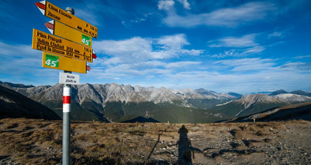 Der Murtersattel bietet einen wunderbaren Ausblick über das Ofenpassgebiet. Rechts der Munt la Schera. Der Murtersattel bietet einen wunderbaren Ausblick über das Ofenpassgebiet. Rechts der Munt la Schera.