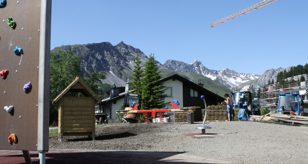 Die Kletterwand auf dem Spielplatz Ochsenbühl während dem Aufbau Die Kletterwand auf dem Spielplatz Ochsenbühl während dem Aufbau