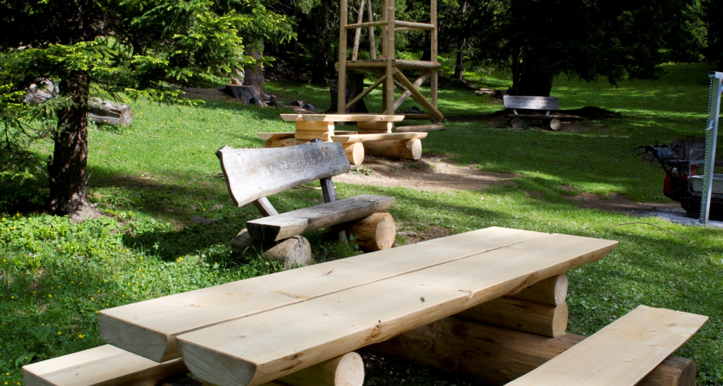 Der Picknicktisch beim Spielplatz Der Picknicktisch beim Spielplatz