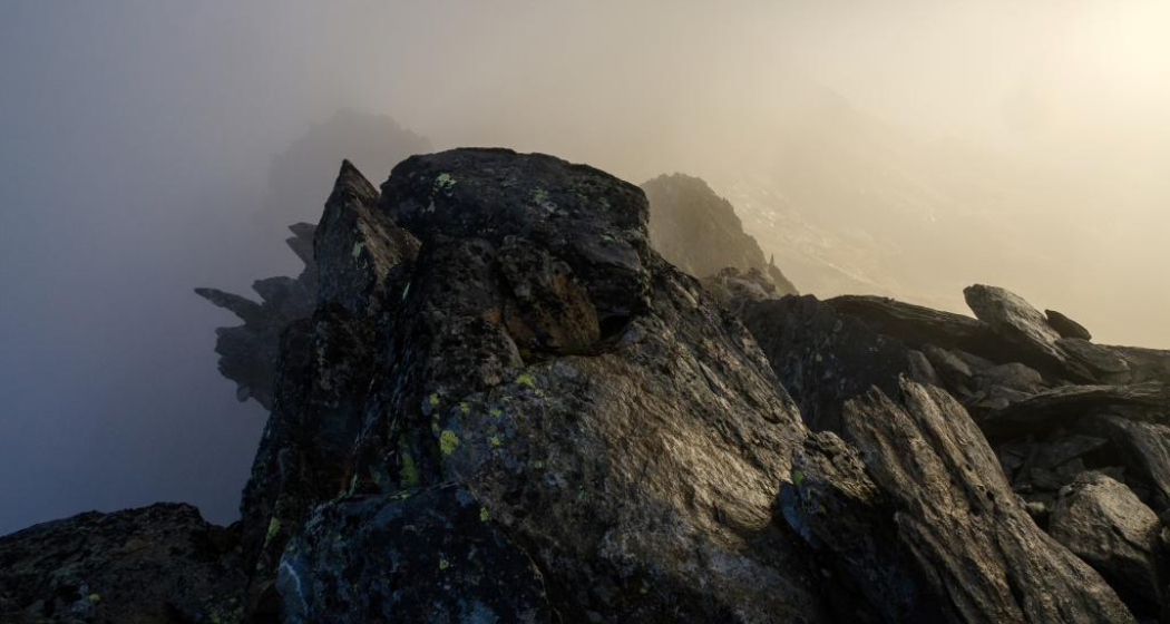 Nebel um umgibt die Hütte Nebel um umgibt die Hütte
