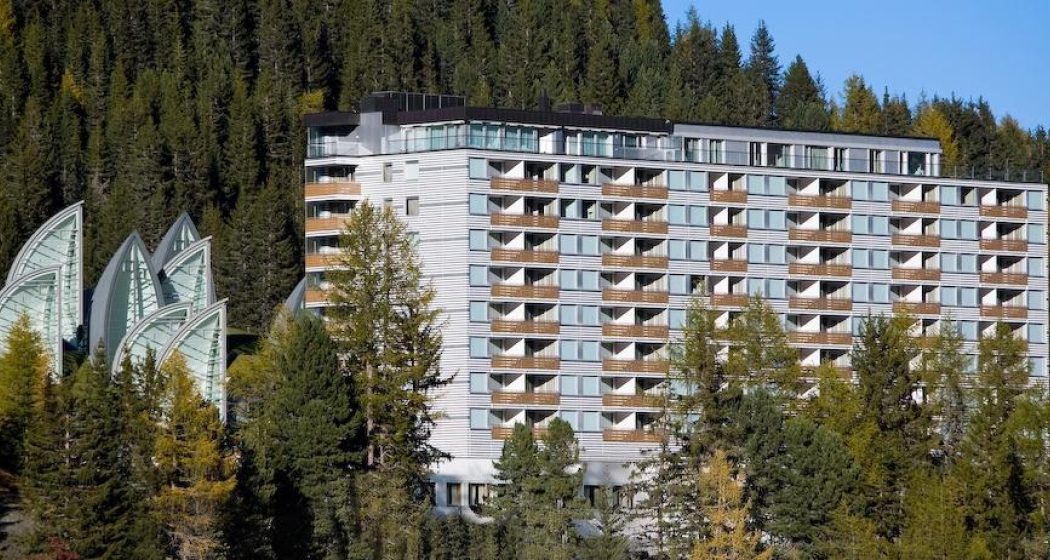 Das Tschuggen Grand Hotel im Sommer Das Tschuggen Grand Hotel im Sommer
