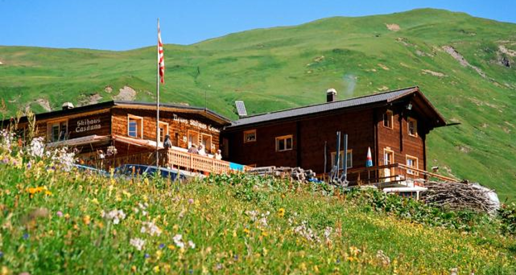 Das Berggasthaus Casanna im Sommer Das Berggasthaus Casanna im Sommer