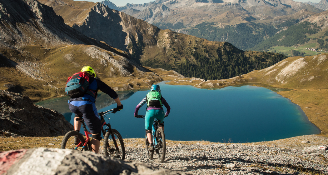 Mountainbiker auf dem Weg zum Piz Umbrail Mountainbiker auf dem Weg zum Piz Umbrail