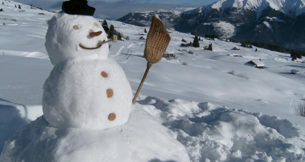 Schneemann zwischen Dultschinas und Parsiras Schneemann zwischen Dultschinas und Parsiras