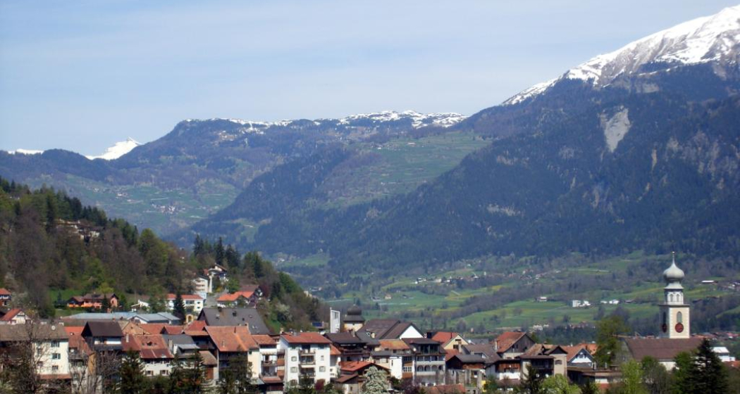 Thusis mit Blick ins Domleschg Thusis mit Blick ins Domleschg