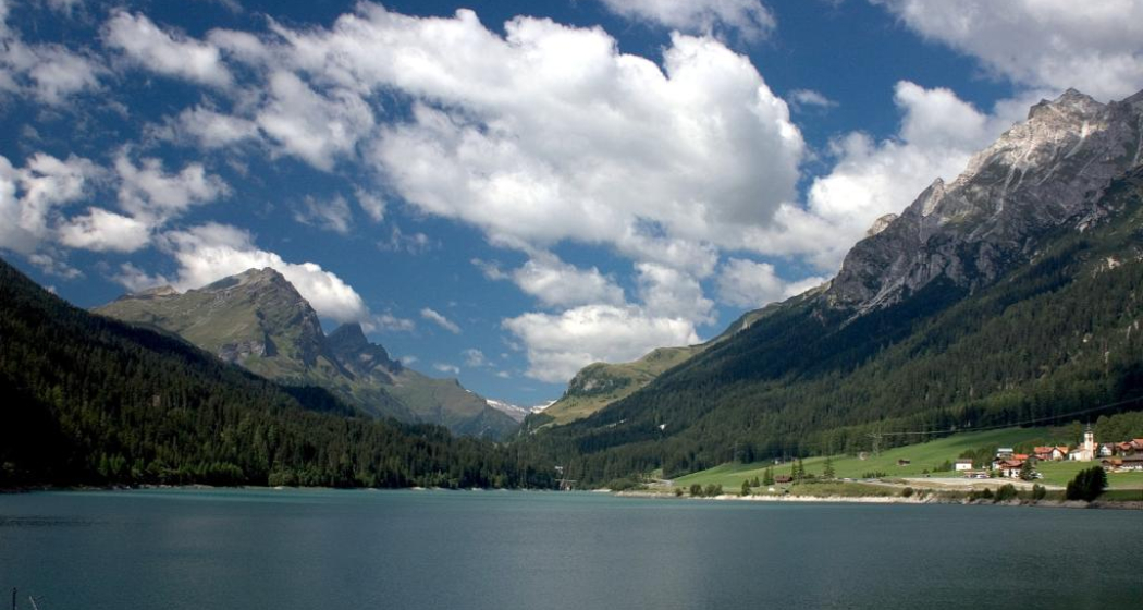 Sufnersee mit Sufers im Hintergrund Sufnersee mit Sufers im Hintergrund