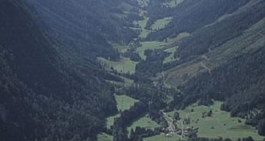 Das Dorf Vättis und der Kunkelspass von oben Das Dorf Vättis und der Kunkelspass von oben