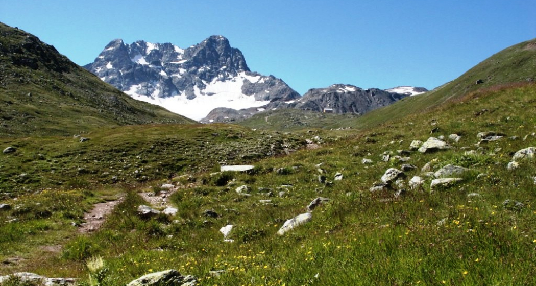Val da Tschüvel mit Keschhütte und Piz Kesch Val da Tschüvel mit Keschhütte und Piz Kesch