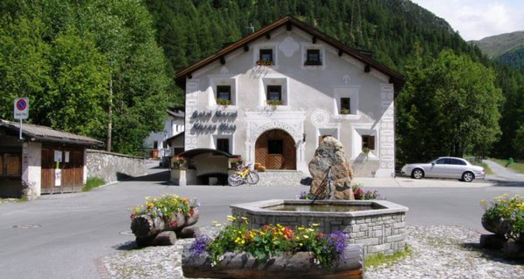 Dorfplatz von Chamues-ch Dorfplatz von Chamues-ch