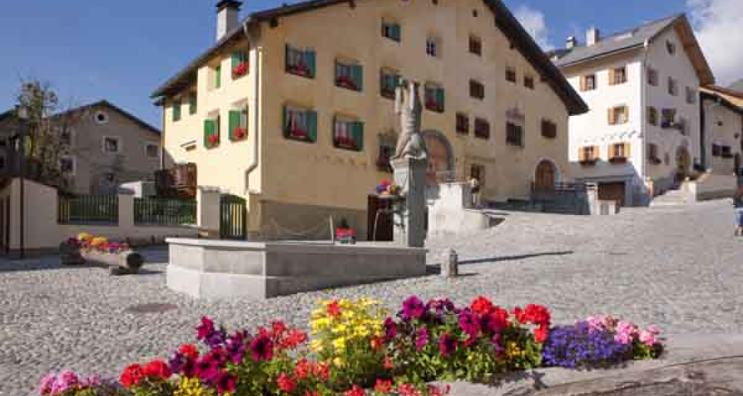 Dorfplatz von Zuoz Dorfplatz von Zuoz