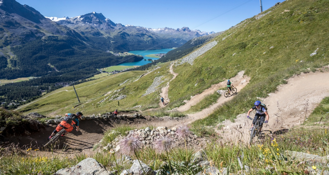 WM Flow Trail mit Blick auf den Silvaplanersee und den Piz Corvatsch WM Flow Trail mit Blick auf den Silvaplanersee und den Piz Corvatsch