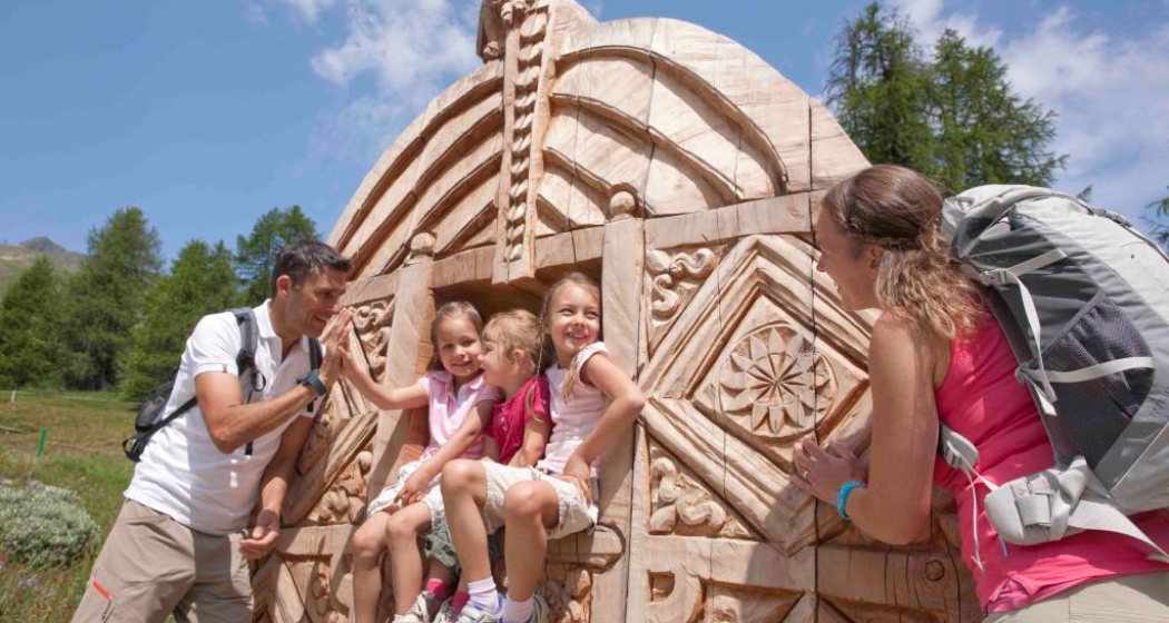 Skulpturen entlang des Schellenursliweges Skulpturen entlang des Schellenursliweges