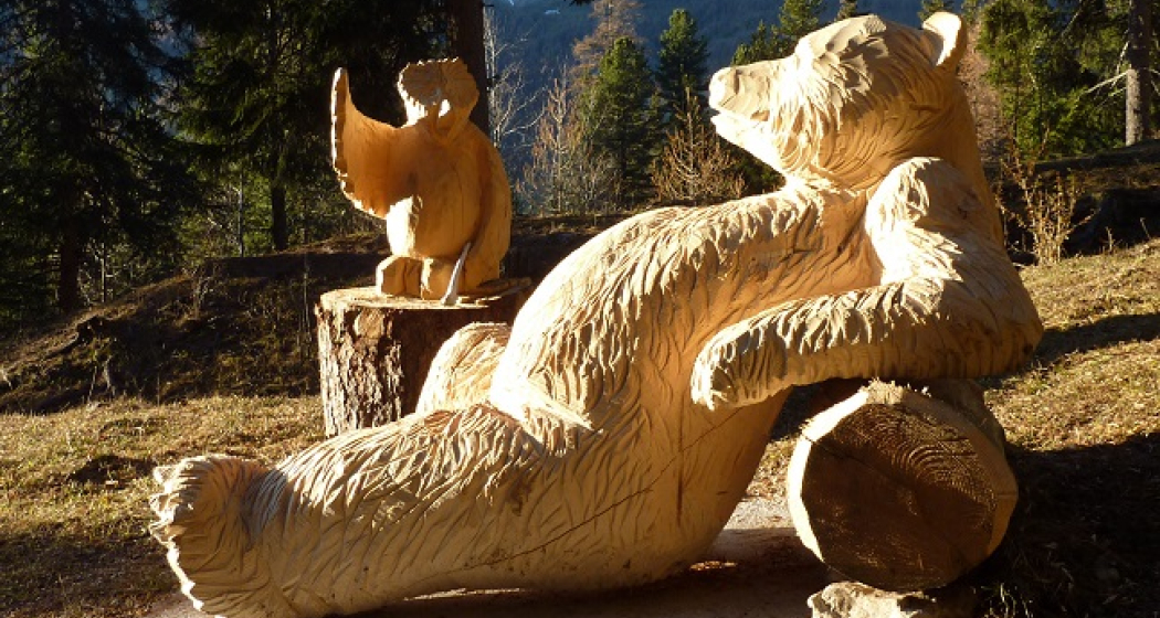 Holzskulptur entlang des Weges Holzskulptur entlang des Weges