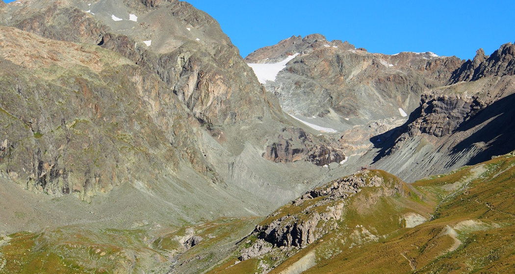 Chamanna Jenatasch mit Piz Calderas und Err Gletscher Chamanna Jenatasch mit Piz Calderas und Err Gletscher