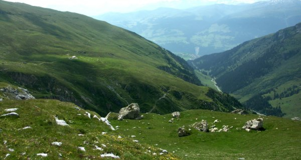 Rubi Sura Alphütte mit Brigels Dorf