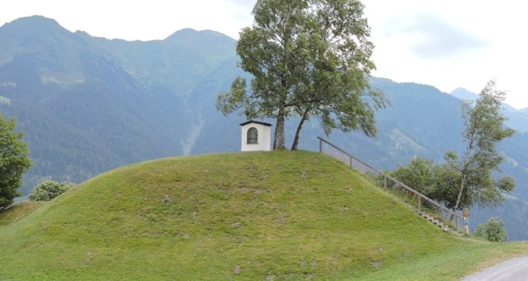 Hügel mit Heiligennische Caplutta