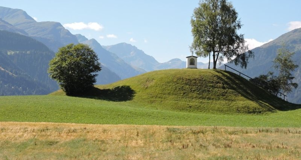 Hügel mit Heiligennische Caplutta