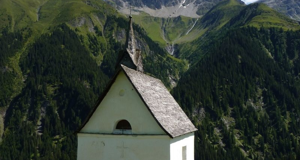 Kapelle Sogn Giusep, im Hintergrund die Wasserfälle